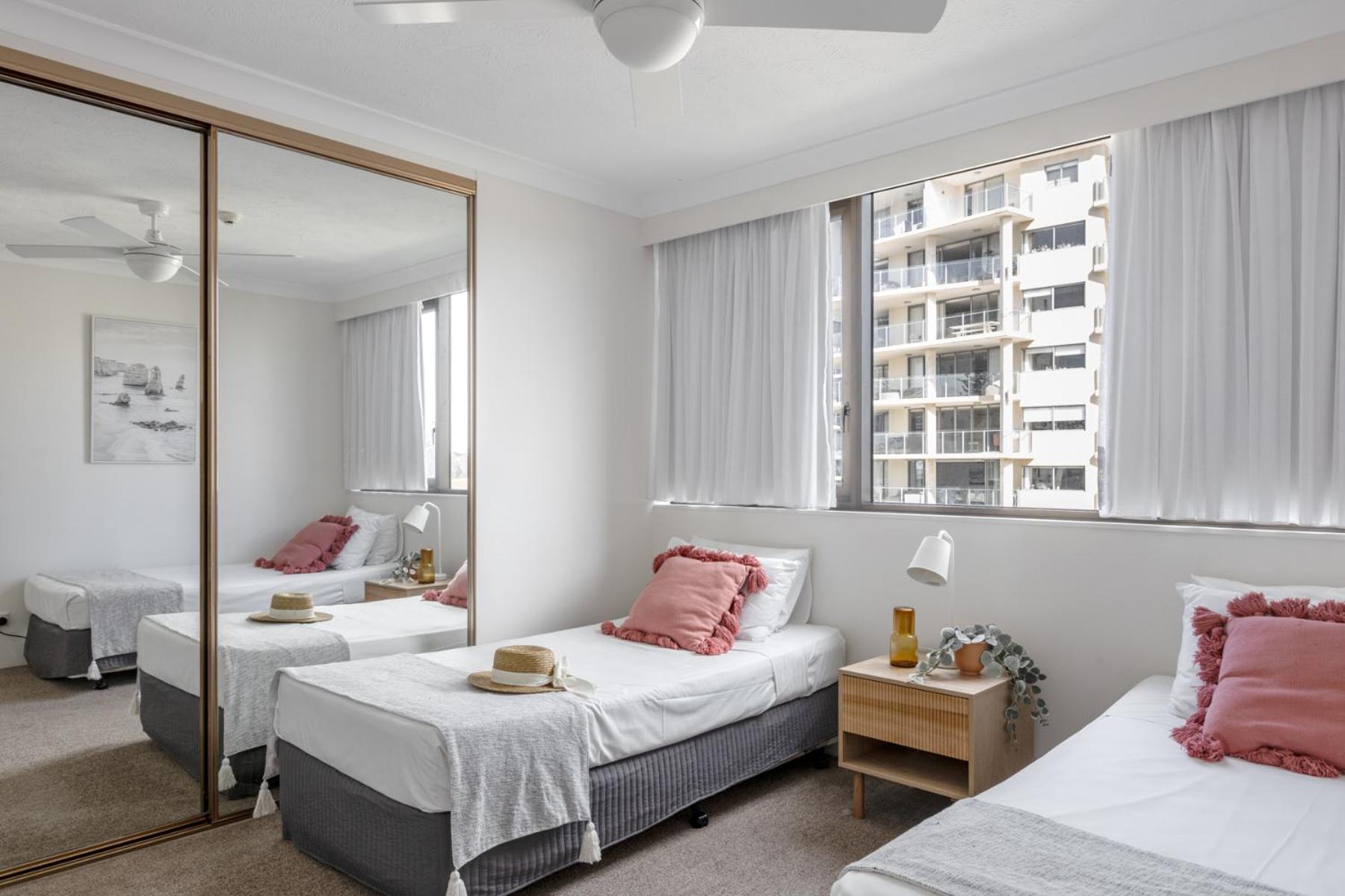 Columbia Beachfront Apartments On Rainbow Bay Gold Coast Exterior photo