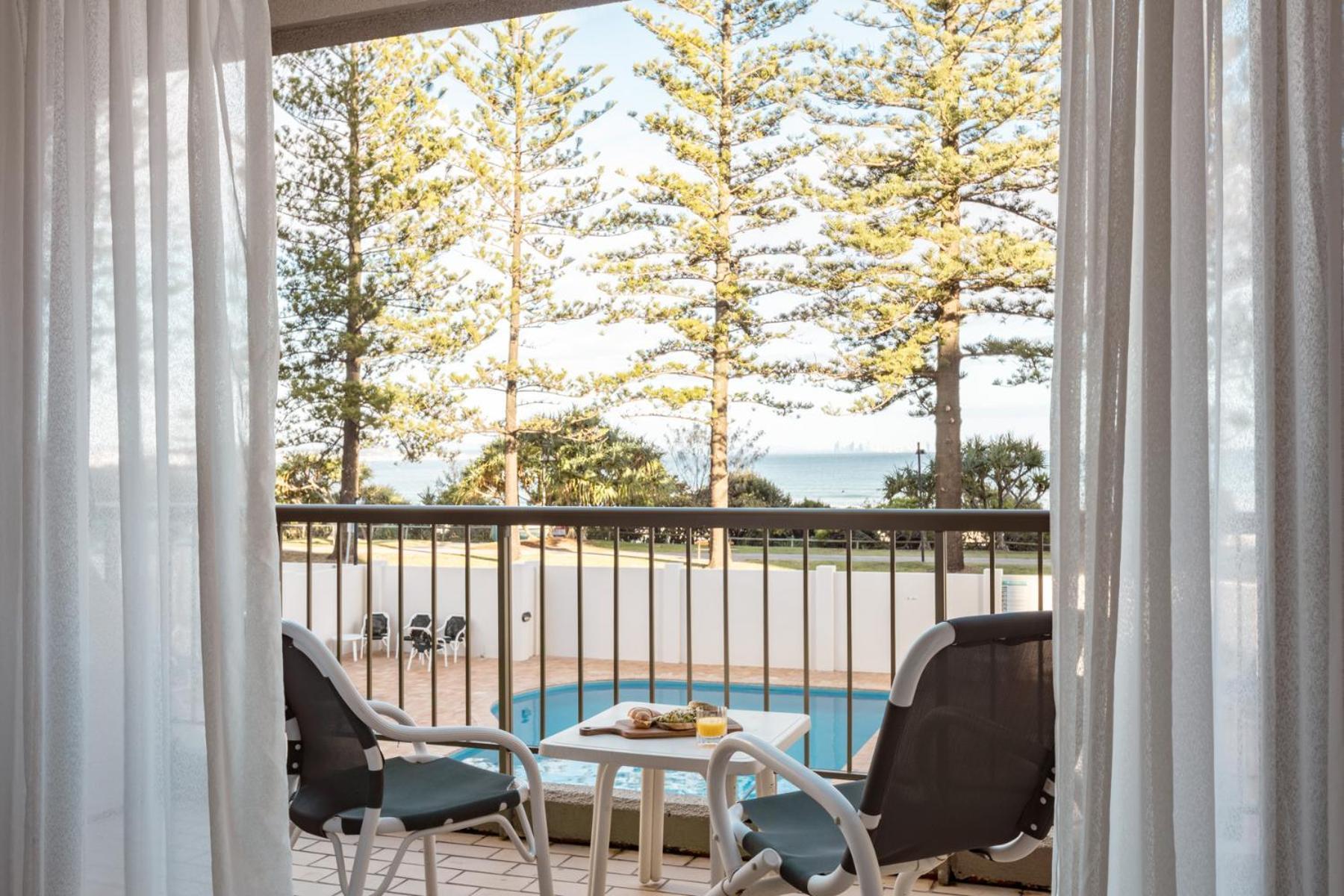 Columbia Beachfront Apartments On Rainbow Bay Gold Coast Exterior photo